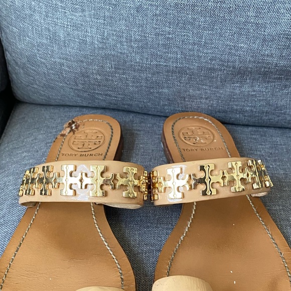 Tory Burch Val Patent Toe-Ring Sandal, Tan/Gold Size 7 - Picture 2 of 2